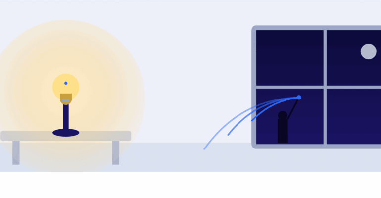 Salon au crépuscule, une ampoule connectée allumée, des ondes radio bleues entrant par la fenêtre depuis la rue